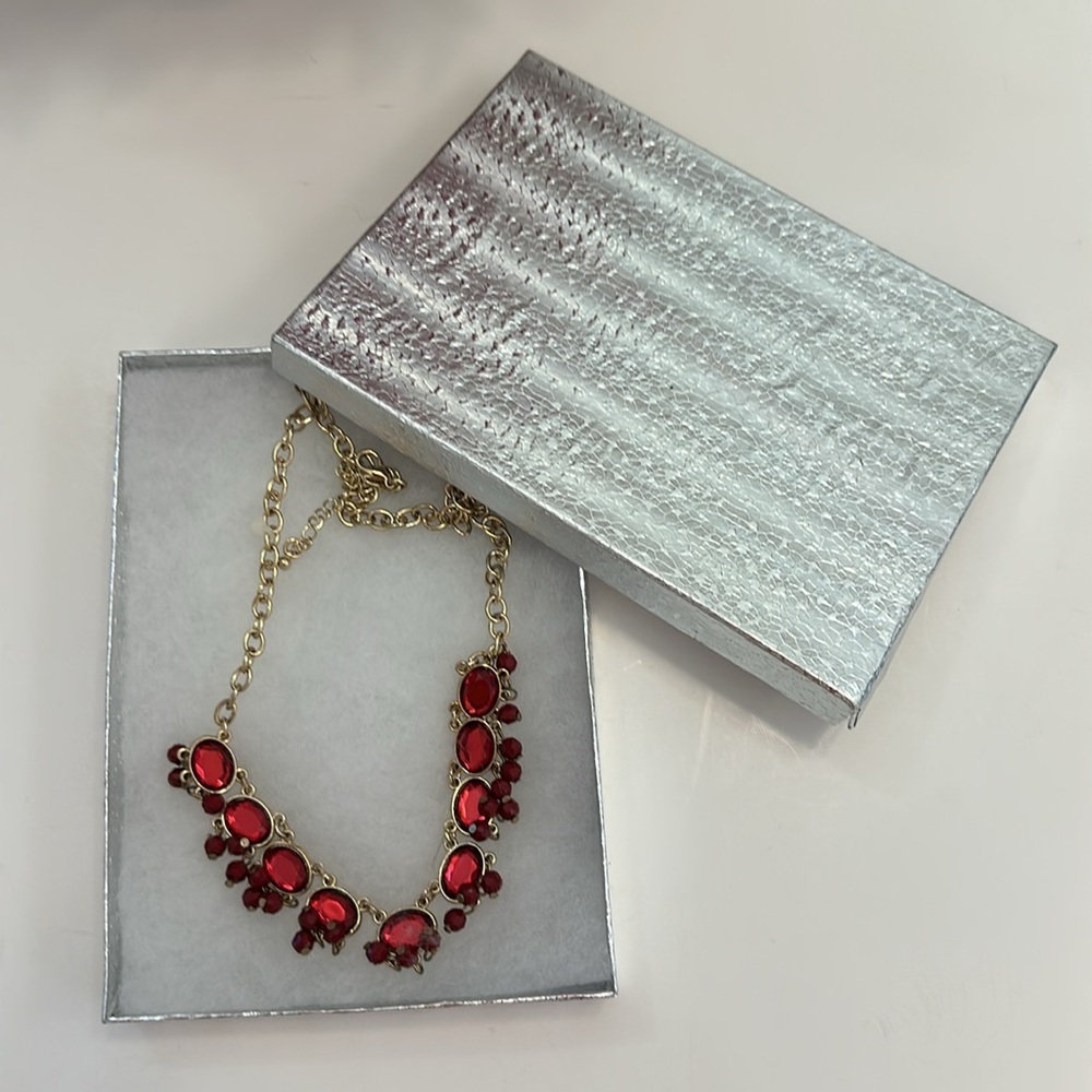 New red crystals with gold colored chain necklace - Picture 7 of 7